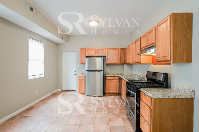 Building Photo - Immerse yourself in comfort and convenience