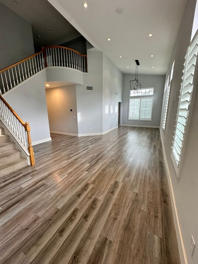 Building Photo - Spacious Living with Room to Grow