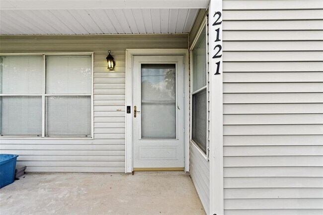 Building Photo - 2121 Brewster St