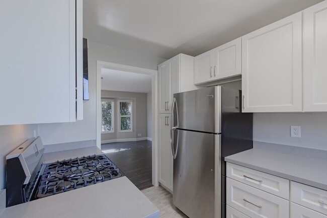 Building Photo - Fully Renovated 3bd/1ba. Laundry in unit!