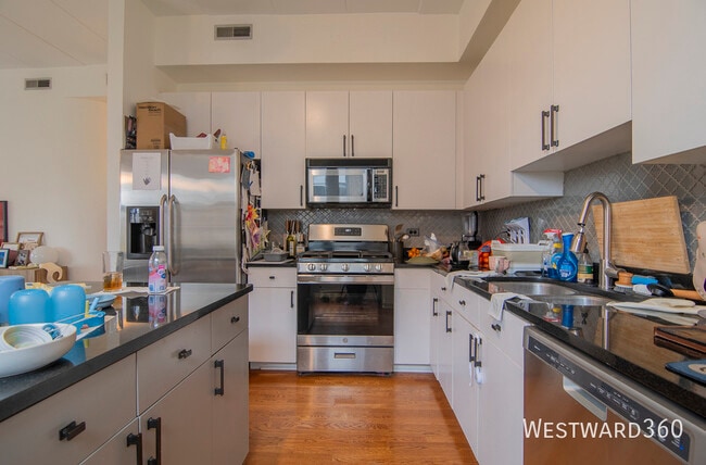 Building Photo - 1301 W Washington-401