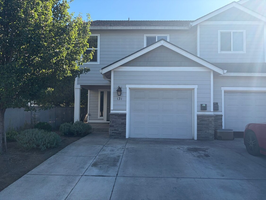 Foto principal - 4 Bedroom 2.5 bath Duplex