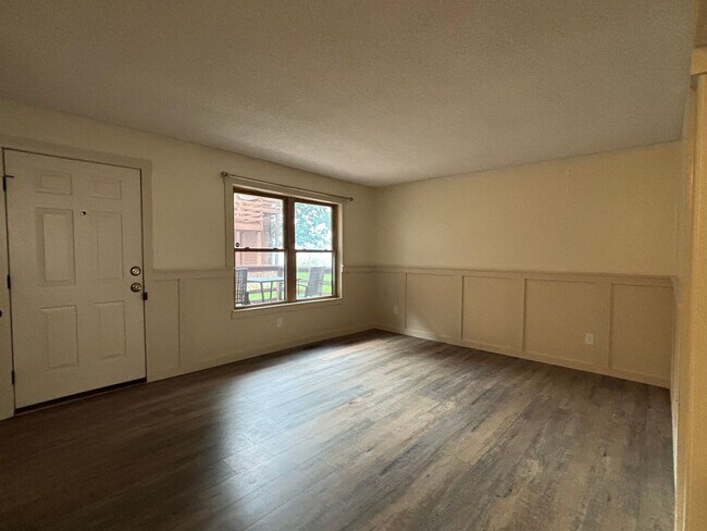 Foto del edificio - 2 Bed 1 Bath Condo Available Now!  MileSto...