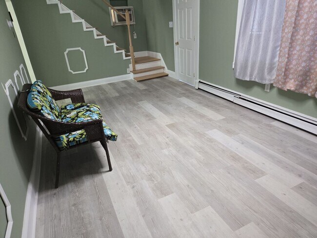 Foto del edificio - 4-5 Bedroom, 2 Bathroom 2-Story Detached H...