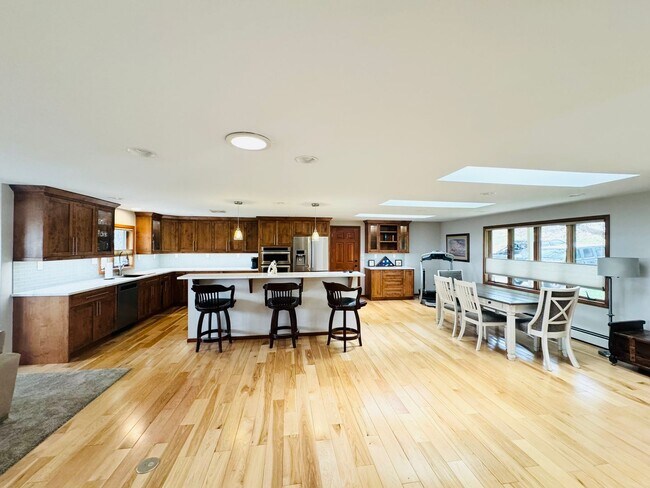 Foto del edificio - 4 Bedroom 2 Bathroom Home in a Quiet Count...