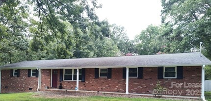 Building Photo - 303 Cedarwood Ln