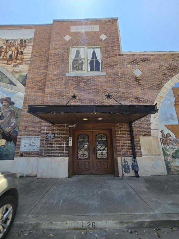 Building Photo - 204 S Caddo St