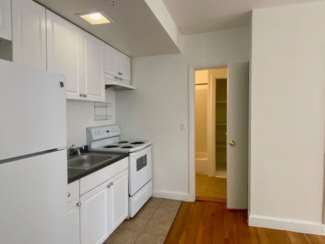Building Photo - Nicely updated 1 bed near Boston University