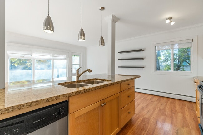 Building Photo - 10172-10113 113 St