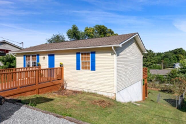 Building Photo - Knoxville 37931 - 4 bedroom, 2 bath home -...