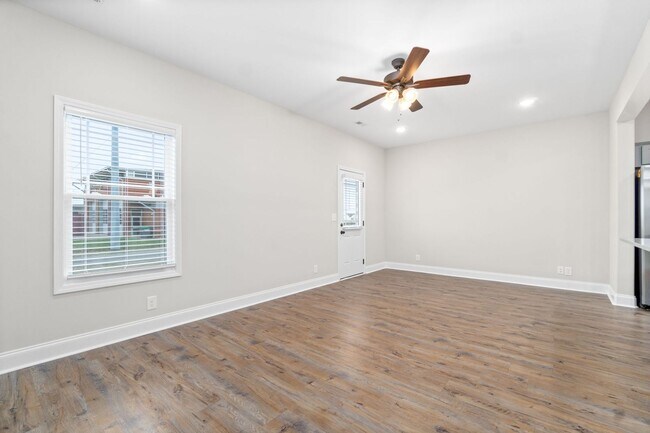 Building Photo - Pet Friendly Three Bedroom!