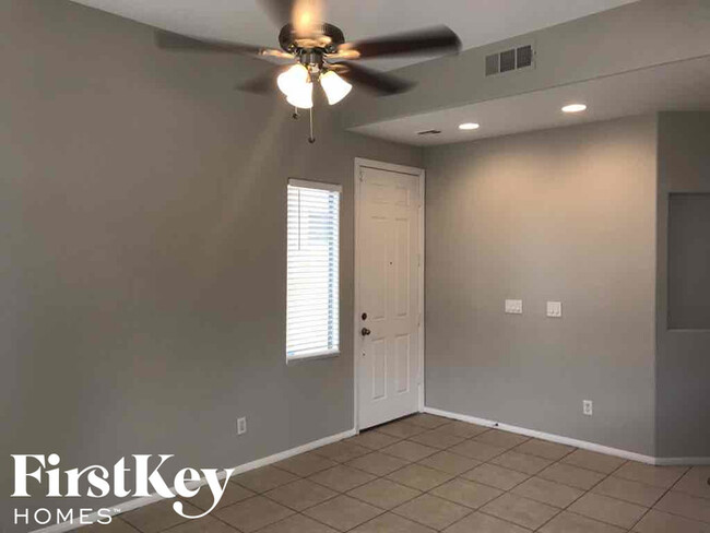 Foto del edificio - 8308 Strawberry Spring St