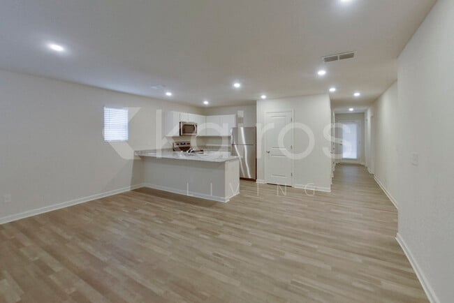 Building Photo - 254 York Ln