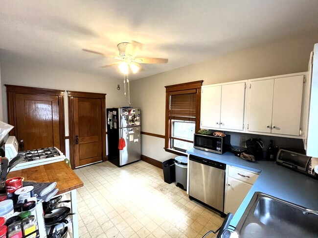 Building Photo - 334-336 School St