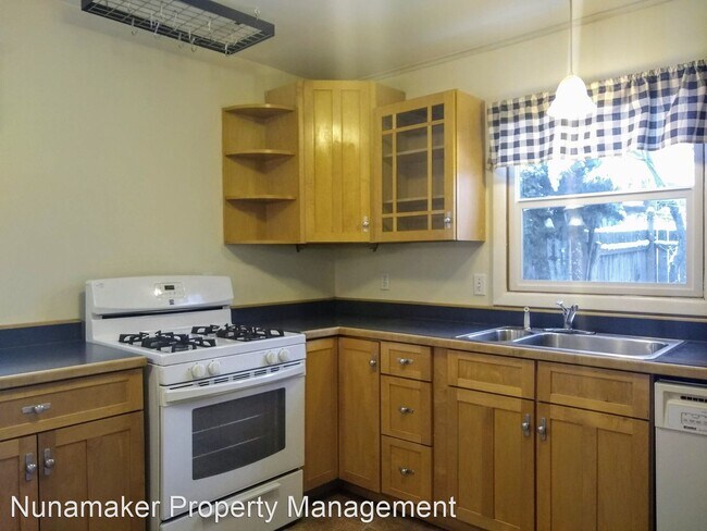 Building Photo - 2 br, 1 bath House - 665 E. Jewett Blvd