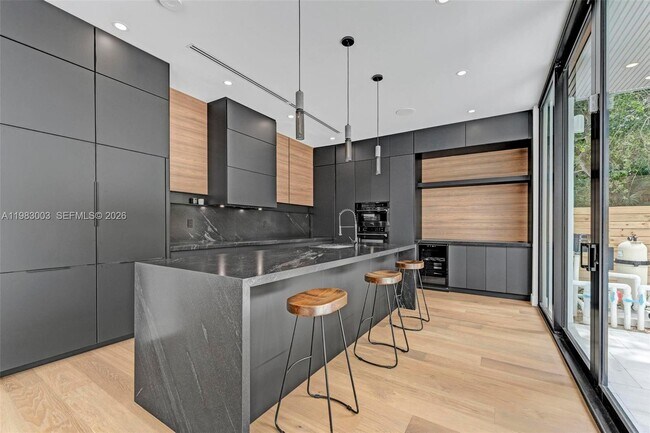 Foto del edificio - 630 NE 82nd St