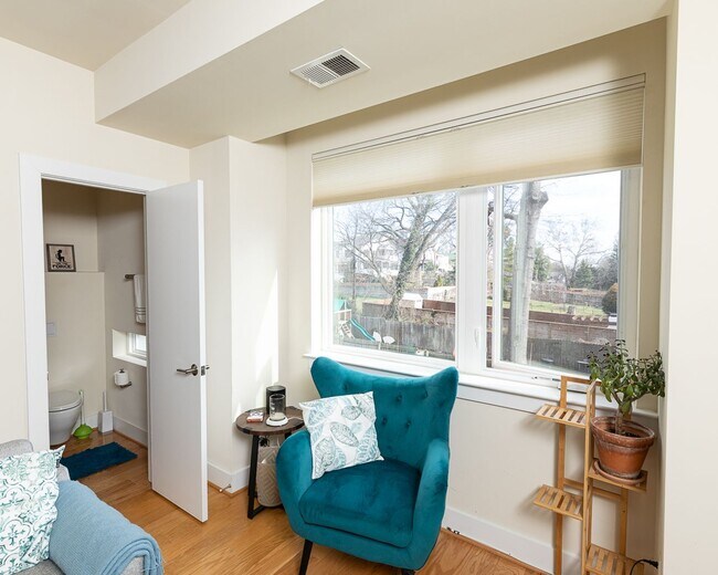 Building Photo - Top Floor 2-Level Townhome with Parking in...