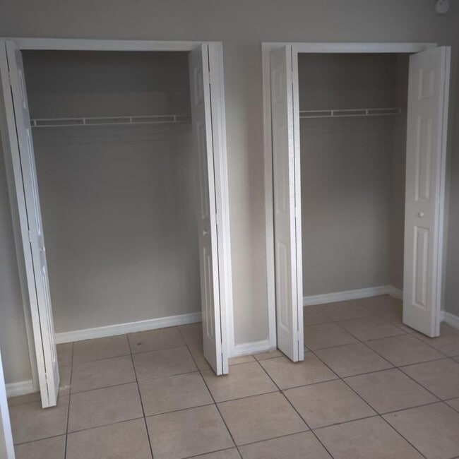 Building Photo - 722 W Columbia Ave