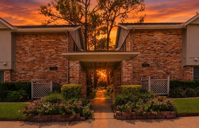 Foto del edificio - 515 Tallowood Rd