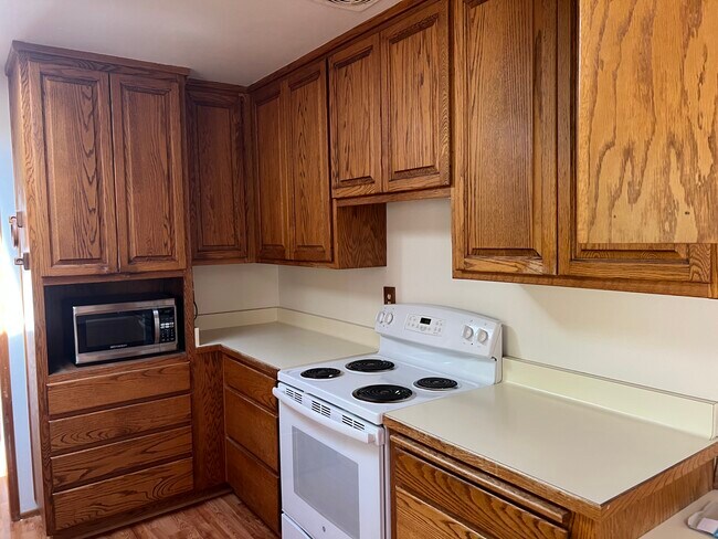 Building Photo - 3270 Hillview Ln
