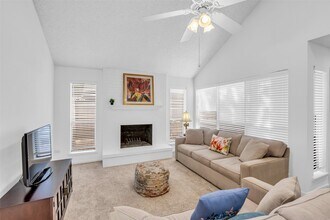 Building Photo - 13740 Hollowgreen Dr