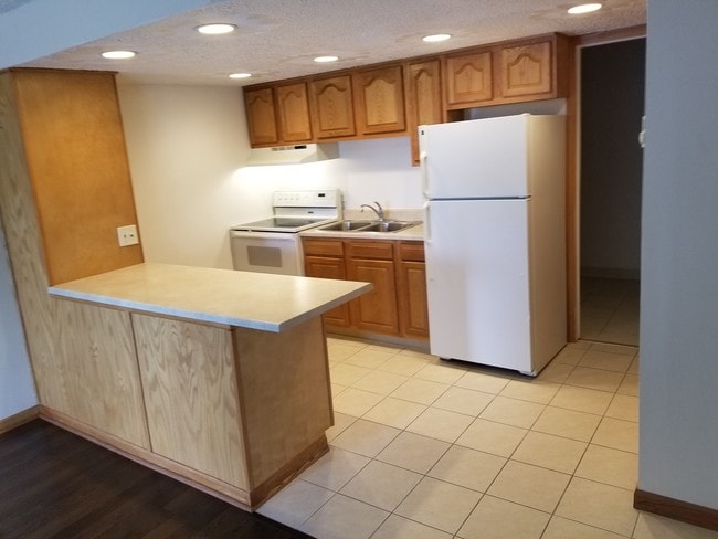 COCINA Y BARRA DE DESAYUNO - 2331 E Market St