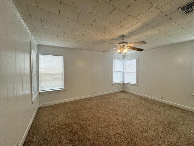 Building Photo - 415 N Doak St