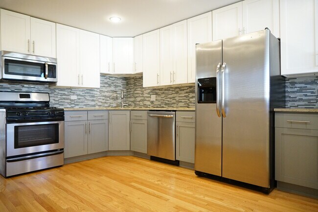 Foto del edificio - 3322 N Troy St