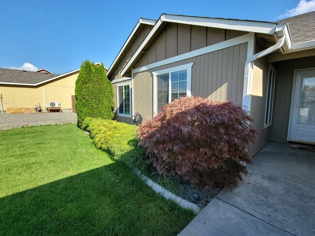 Building Photo - Spacious, Remodeled Rambler off of Keene R...