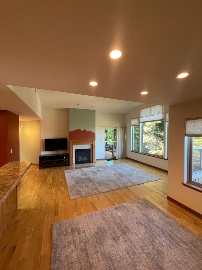 Building Photo - Stunning single-story Kala Point condo.