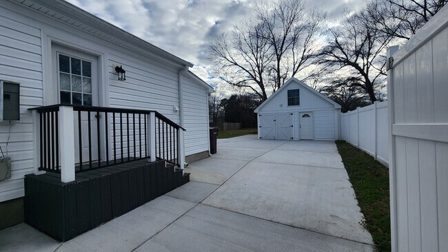 Foto del edificio - 809 Providence Rd