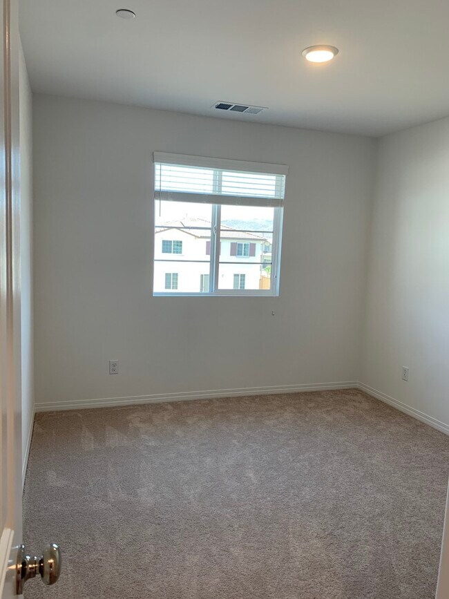 Building Photo - 27332 Barre Dr
