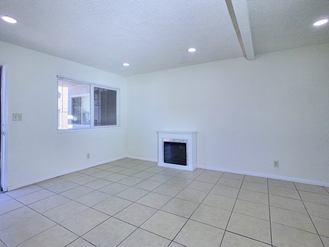 Building Photo - 1496 Oakdale Ave