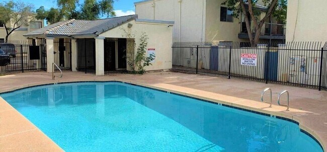 Foto del edificio - 2 bed 2 bath condo with balcony