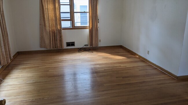 Building Photo - 2412 W Bolivar Ave