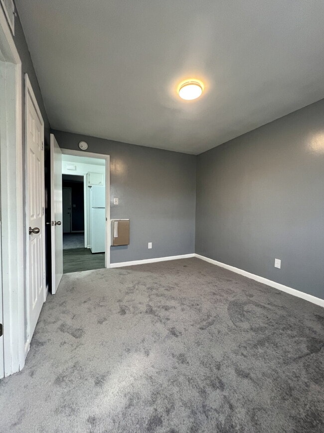 Building Photo - Newly Updated One Bedroom Apartment Availa...
