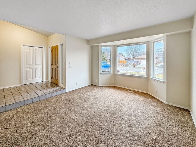 Foto del edificio - Spacious 3-Bedroom Home with 3-Car Garage, Fenced Yard & Easy Commute to Downtown Boise & BSU