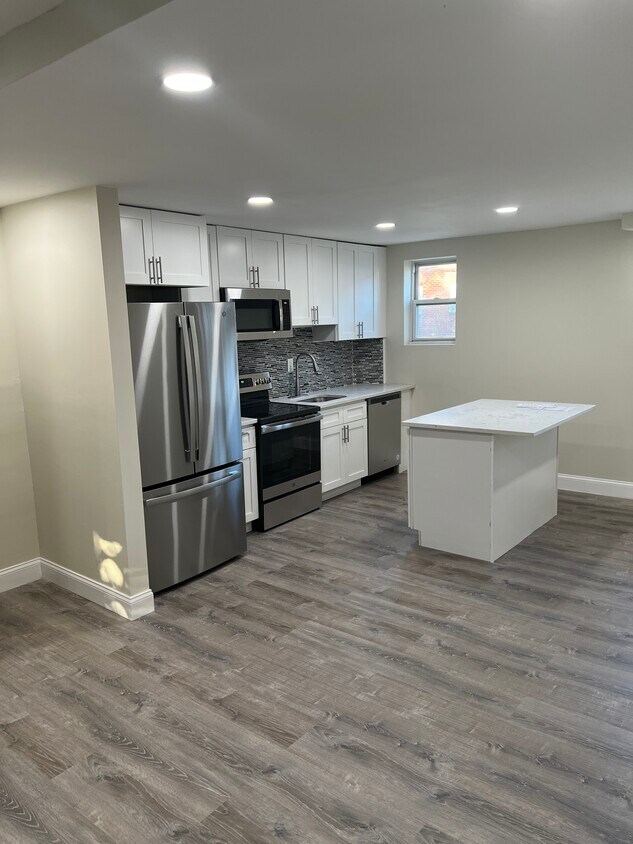 Fully updated kitchen - 1528 E Mayland St