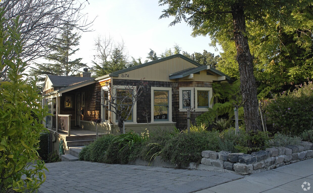 Foto principal - 574-576 Arlington Ave
