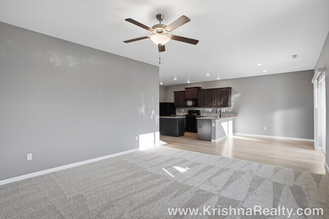 Foto del edificio - Lovely 5 BD | 3 BA | Loft | Main-Level Suite | 2,376 SF | Corner Lot | Riverside Estates