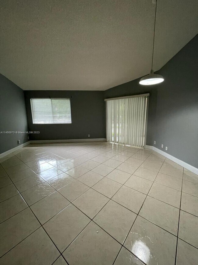 Building Photo - 9755 Westview Dr