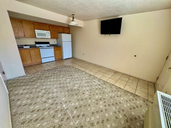 Sala de estar y cocina - 100 Pulsipher Ln