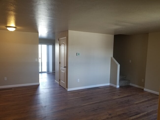 Building Photo - Large 4 bedroom, 2.5 bath duplex