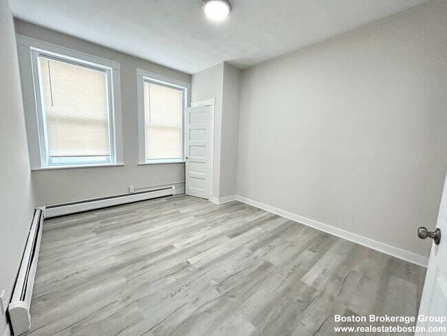 Foto del edificio - Spacious 2 Bedroom Right In East Boston