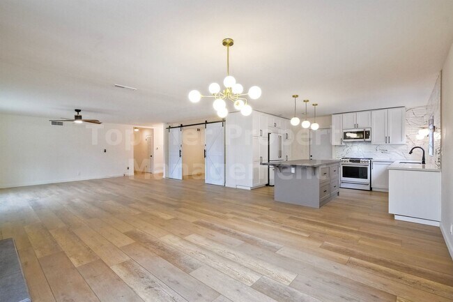 Foto del edificio - ***Completely Remodeled 3 bed+ Bonus Room,...