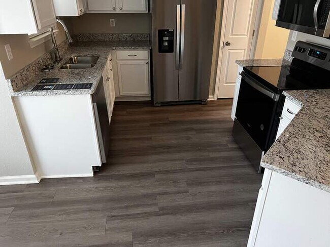 Foto del edificio - NOW AVAILABLE! - 1085 Scofield Dr, Cordova...
