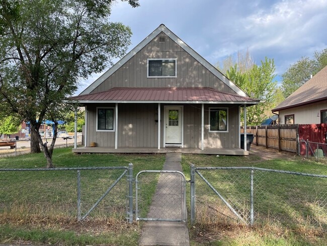 Building Photo - Charming Home Close to Downtown and Schools