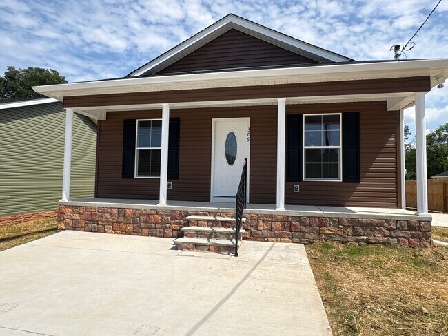 Foto del edificio - Charming New Home with a Rocking Chair Front Porch!