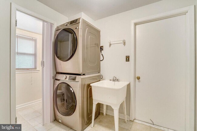 Foto del edificio - Perfectly situated on a quiet cul-de-sac in the highly sought-after Fairmont Estates community of...