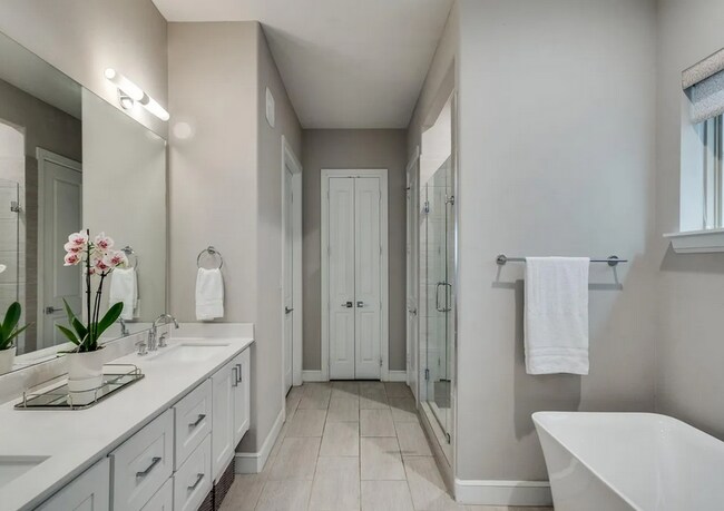 Foto del edificio - 5015 Meridian Ln